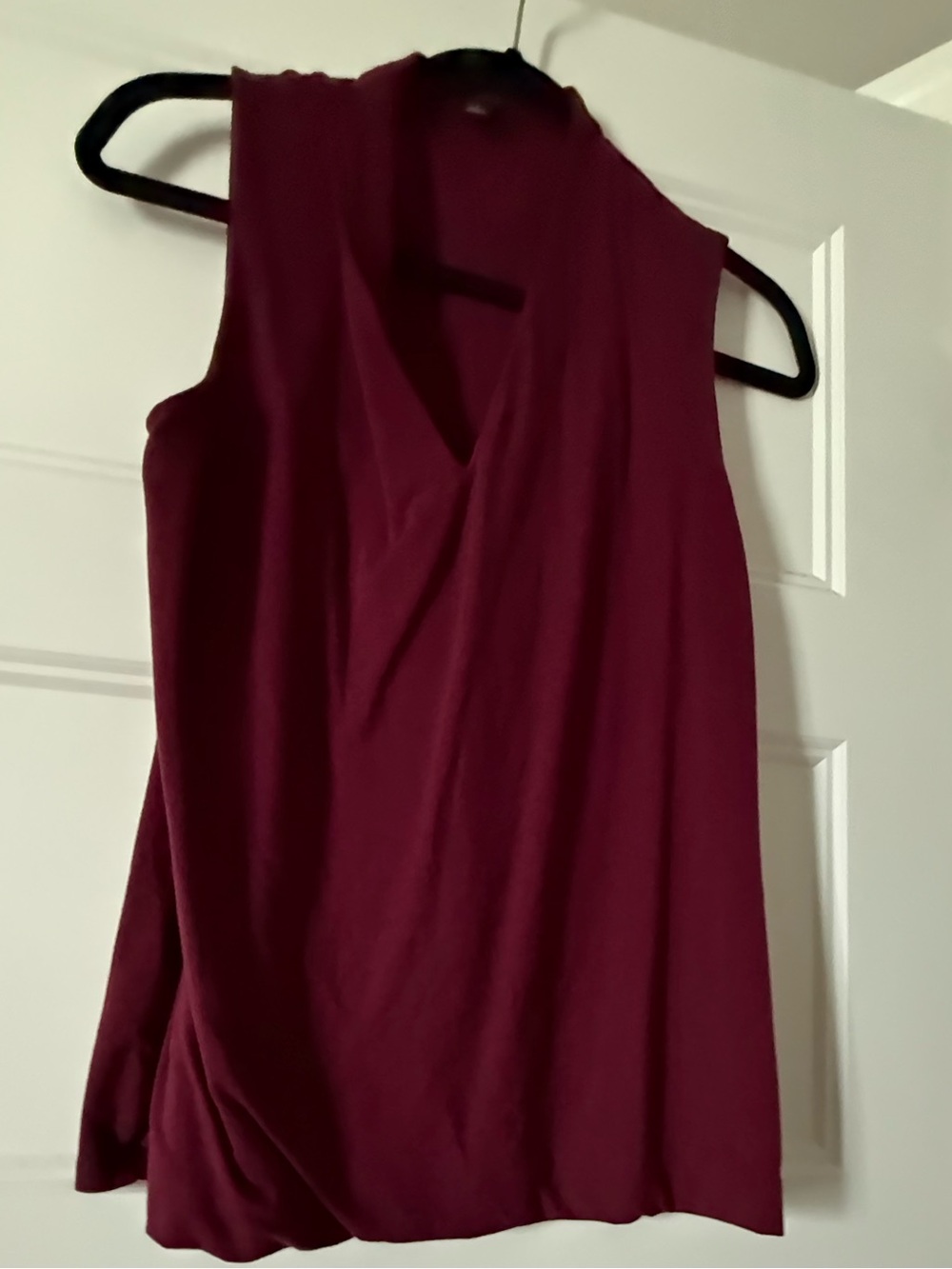 Ann Taylor Sleeveless V-Neck Tank in Burgundy